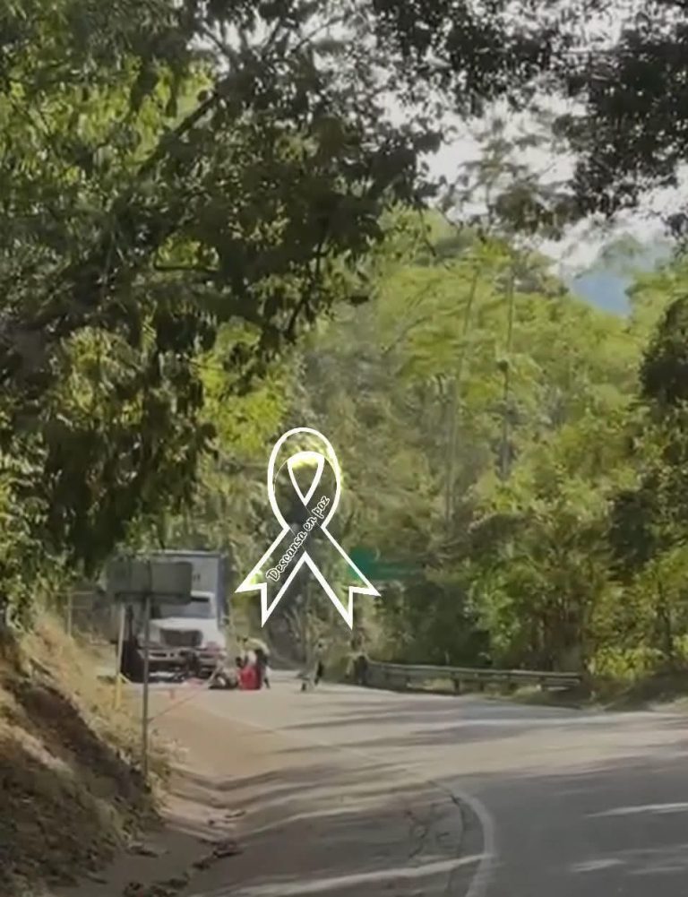 Mueren una mujer y un menor en trágico accidente entre motocicleta y camión en Santander