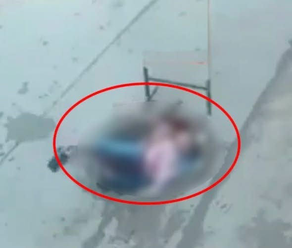 Impactante video muestra a una madre y su bebé cayendo en una alcantarilla abierta: esto es lo que se sabe