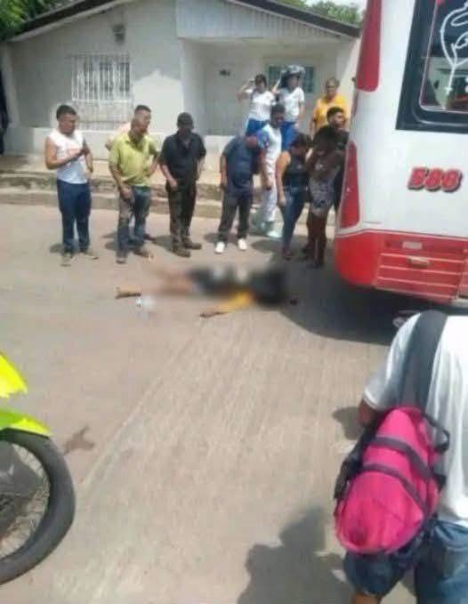 “Salió a buscar pan con café de leche para sus hijos y…”: qué se sabe sobre la fotografía viral del autobús
