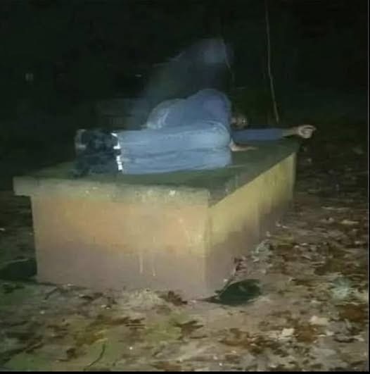 “Durmió cada día sobre la tumba de su madre”: qué se sabe realmente sobre la conmovedora fotografía viral