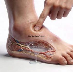 ¿Es malo dormir con los pies hinchados? Lo que realmente puede significar este síntoma