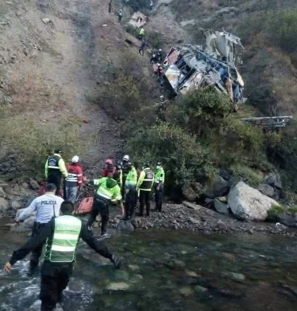 Al menos 23 fallecidos tras caída de un autobús a un abismo: equipos de emergencia realizaron un amplio operativo