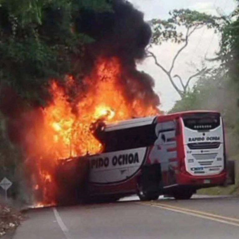 Autobús de Rápido Ochoa se incendió en una carretera de Antioquia: esto es lo que realmente ocurrió