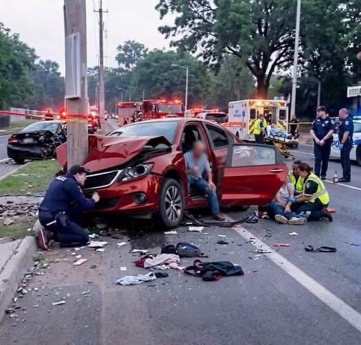 Aparatoso accidente entre dos vehículos moviliza a policías y equipos de emergencia