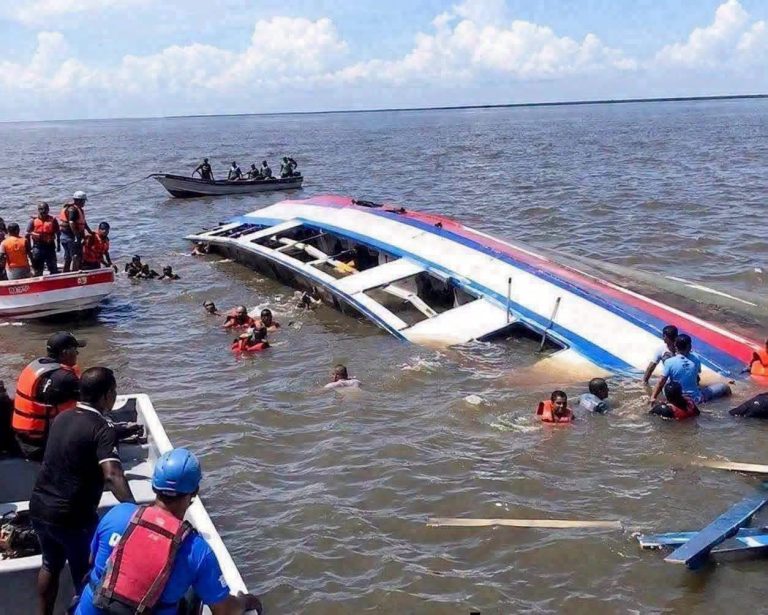 Ferry con más de 100 personas volcó frente a Guyana y desató una gran operación de rescate