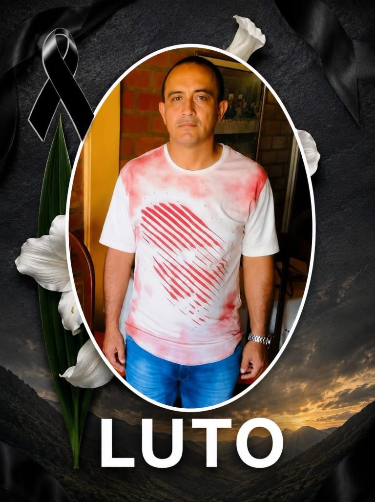 <article>   <h1>Imagen de luto genera consternación mientras familiares esperan información confirmada</h1>    <p><strong>La fotografía de un hombre dentro de un marco de luto comenzó a circular en redes sociales acompañada por el mensaje “hace 30 minutos acaban de confirmar”.</strong> La publicación ha provocado expresiones de tristeza, solidaridad y numerosas preguntas entre quienes intentan conocer lo sucedido.</p>    <p>Sin embargo, la imagen no incluye el nombre de la persona, su lugar de residencia, la fecha del supuesto acontecimiento ni una fuente oficial que explique qué fue confirmado. El lazo negro, las flores y la palabra “luto” forman parte del diseño conmemorativo, pero no aportan datos que permitan verificar la historia.</p>    <p>Por esta razón, no es responsable atribuir una causa específica ni identificar al hombre basándose únicamente en comentarios. La información debe confirmarse mediante familiares autorizados, autoridades o un medio local confiable.</p>    <h2>Una publicación que deja numerosas preguntas</h2>    <p>El montaje muestra a un hombre de pie, vestido con una camiseta blanca y roja y un pantalón azul. Su fotografía aparece dentro de un óvalo blanco rodeado por lirios, cintas negras y un paisaje montañoso.</p>    <p>La palabra “luto” ocupa la parte inferior y refuerza el carácter conmemorativo. No obstante, dentro de la imagen no aparece una fecha, nombre completo, mensaje familiar ni información sobre la situación que habría provocado la despedida.</p>    <p>El texto publicado fuera de la imagen tampoco revela el dato principal. La expresión “acaban de confirmar” no indica quién realizó la confirmación ni qué institución proporcionó la información.</p>    <h2>No se debe atribuir una causa sin evidencia</h2>    <p>Cuando una imagen de luto comienza a circular, los comentarios suelen presentar versiones diferentes. Algunas personas hablan de accidentes, enfermedades o hechos violentos sin citar una fuente.</p>    <p>Estas especulaciones pueden provocar confusión y afectar profundamente a los familiares. Una causa incorrecta podría obligarlos a desmentir rumores mientras atraviesan un momento emocionalmente complejo.</p>    <p>Incluso cuando la partida de una persona es real, los detalles médicos y familiares continúan siendo información privada. Solamente deben publicarse cuando la familia decide comunicarlos o cuando existe un reporte oficial de interés público.</p>    <h2>La importancia de confirmar la identidad</h2>    <p>Publicar un nombre equivocado puede generar alarma entre personas que conocen a alguien con características similares. También puede ocurrir que una fotografía antigua sea reutilizada sin autorización.</p>    <p>Para confirmar una identidad se necesita una comunicación familiar, una esquela, un aviso de la comunidad o una publicación oficial. Los mensajes anónimos y los comentarios de terceros no son suficientes.</p>    <p>Si el hombre retratado pertenece a una comunidad determinada, lo más prudente es esperar a que sus allegados compartan la información que consideren apropiada.</p>    <h2>El efecto de estas imágenes en las familias</h2>    <p>Encontrar inesperadamente el rostro de un ser querido dentro de un montaje viral puede ser doloroso. En ocasiones, las imágenes comienzan a compartirse antes de que todos los familiares hayan recibido una notificación personal.</p>    <p>Esto puede provocar que alguien conozca una noticia sensible a través de redes sociales. Por eso es recomendable comprobar que la familia haya autorizado la publicación antes de difundirla masivamente.</p>    <p>También deben evitarse fotografías tomadas en hospitales, accidentes, viviendas o actos privados. El respeto a la dignidad no termina cuando una persona deja de estar presente.</p>    <h2>Cómo verificar una imagen conmemorativa</h2>    <ul>     <li>Buscar el nombre completo de la persona retratada.</li>     <li>Comprobar si la familia publicó un comunicado.</li>     <li>Consultar medios locales del lugar correspondiente.</li>     <li>Revisar si existe una esquela o información funeraria.</li>     <li>Realizar una búsqueda inversa de la fotografía.</li>     <li>Confirmar la fecha original de la publicación.</li>     <li>Evitar cuentas que utilizan únicamente frases incompletas.</li>     <li>No compartir una causa que no esté respaldada por fuentes.</li>   </ul>    <h2>Señales de una publicación diseñada para generar clics</h2>    <p>Los mensajes que utilizan “hace minutos”, “última hora” o “acaban de confirmar” producen una sensación de urgencia. Esa urgencia puede hacer que el usuario comparta antes de comprobar.</p>    <p>Otra señal es la ausencia del dato principal. Si el texto termina en “Ver más” sin mencionar nombres, ubicación o fuente, el objetivo podría ser dirigir tráfico hacia una página y no informar con precisión.</p>    <p>Las imágenes con flores y lazos negros producen una respuesta emocional inmediata. Esa sensibilidad no debe utilizarse para impulsar historias inventadas o información reciclada.</p>    <h2>Cómo redactar una publicación respetuosa</h2>    <p>Cuando la información haya sido confirmada, el mensaje debe utilizar un tono sobrio. Puede incluir el nombre, una breve descripción de su vida y un mensaje de acompañamiento para la familia.</p>    <p>No es necesario revelar detalles sensibles. También conviene evitar afirmaciones que atribuyan responsabilidades antes de que exista una investigación concluida.</p>    <p>Si se desconoce la causa, puede indicarse simplemente que la comunidad atraviesa una despedida. Reconocer lo que todavía no se sabe es más responsable que completar los espacios con rumores.</p>    <h2>El acompañamiento durante el duelo</h2>    <p>Las personas procesan una pérdida de maneras diferentes. Algunas desean hablar y compartir recuerdos, mientras otras necesitan silencio y privacidad.</p>    <p>Un mensaje breve como “acompañamos a la familia en este momento” puede resultar más apropiado que realizar preguntas insistentes. También se puede ofrecer ayuda concreta con diligencias, alimentos o acompañamiento.</p>    <p>Debe evitarse presionar a los familiares para que expliquen lo ocurrido. Ellos decidirán cuándo y cuánto desean comunicar.</p>    <h2>Cuándo buscar apoyo profesional</h2>    <p>La tristeza, el cansancio y la dificultad para concentrarse pueden formar parte del proceso de duelo. Sin embargo, cuando el sufrimiento impide realizar actividades básicas durante un periodo prolongado, puede ser útil consultar a un profesional.</p>    <p>El apoyo psicológico no elimina el recuerdo, pero ofrece herramientas para manejar las emociones y adaptarse a los cambios. Los grupos comunitarios y religiosos también pueden servir como redes de acompañamiento cuando la persona se siente cómoda con ellos.</p>    <p>Si alguien manifiesta que no desea continuar o que podría hacerse daño, la situación requiere atención inmediata de los servicios de emergencia o de profesionales de salud mental.</p>    <h2>Una comunidad puede recordar sin especular</h2>    <p>Recordar a una persona implica valorar su vida, sus vínculos y el impacto que tuvo en los demás. No debería reducirse su historia a un titular ambiguo o a la manera en que ocurrió su partida.</p>    <p>Los testimonios respetuosos, las fotografías autorizadas y los mensajes de solidaridad pueden convertirse en un homenaje. Los rumores, por el contrario, desvían la atención y aumentan el dolor.</p>    <p>Antes de compartir, conviene preguntarse si la publicación ayuda a la familia o solamente utiliza su situación para generar interacciones.</p>    <h2>Conclusión</h2>    <p><strong>La imagen de luto muestra el retrato de un hombre, pero no incluye información suficiente para confirmar su identidad ni explicar lo ocurrido.</strong> Tampoco existe dentro del montaje una fuente que respalde la expresión “acaban de confirmar”.</p>    <p>Hasta que la familia o las autoridades emitan una comunicación verificable, se debe evitar atribuir causas, responsabilidades o datos personales.</p>    <p>La solidaridad comienza por el respeto. Compartir únicamente información confirmada protege a los familiares y permite recordar a la persona sin convertir su despedida en una cadena de rumores.</p> </article>