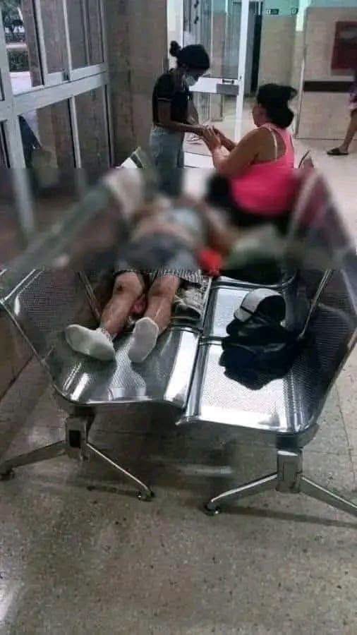 Indignación por la imagen de un hombre en la sala de espera de un hospital