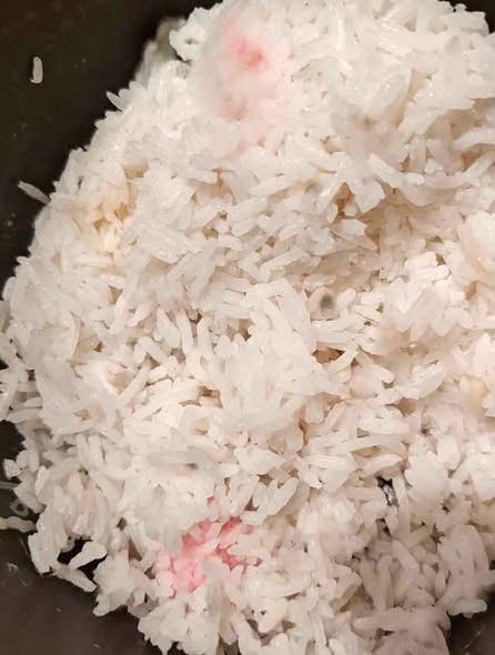Manchas rosadas en el arroz cocido: la advertencia que no debes ignorar