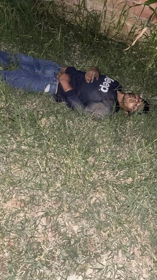 Hallan a un joven detrás de una escuela y piden ayuda para esclarecer lo ocurrido