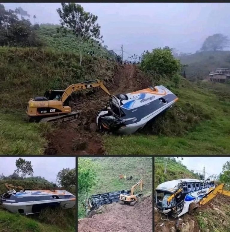 AUTOBÚS TERMINÓ VOLCADO JUNTO A UNA CARRETERA RURAL… UNA EXCAVADORA FUE UTILIZADA DURANTE EL COMPLEJO OPERATIVO