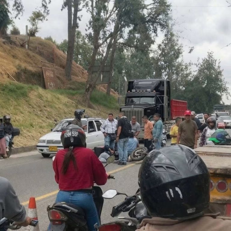 UNA EMERGENCIA VIAL PARALIZÓ UNA TRANSITADA CARRETERA… Y LA IMAGEN COMPARTIDA EN REDES GENERÓ PREOCUPACIÓN