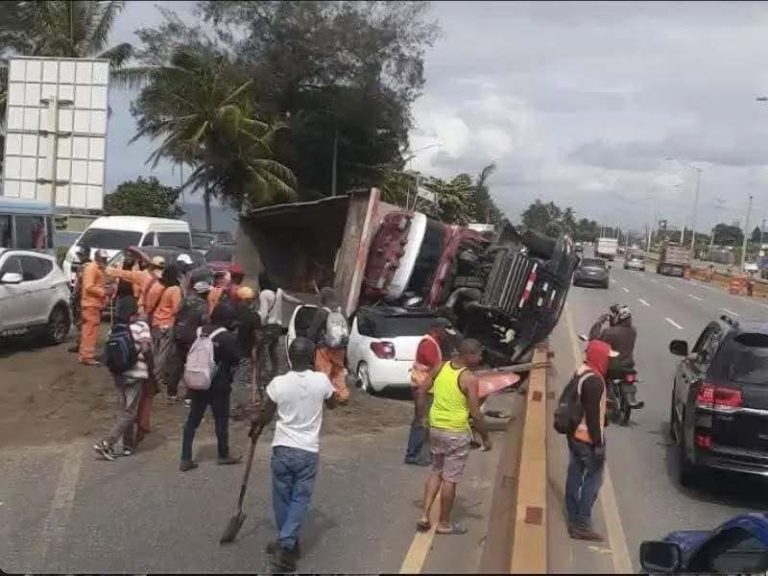 UNA FAMILIA DE CUATRO VIAJABA POR UNA AUTOPISTA CUANDO UN ENORME CAMIÓN VOLCÓ SOBRE SU AUTOMÓVIL… LA BEBÉ TENÍA SOLO UN AÑO