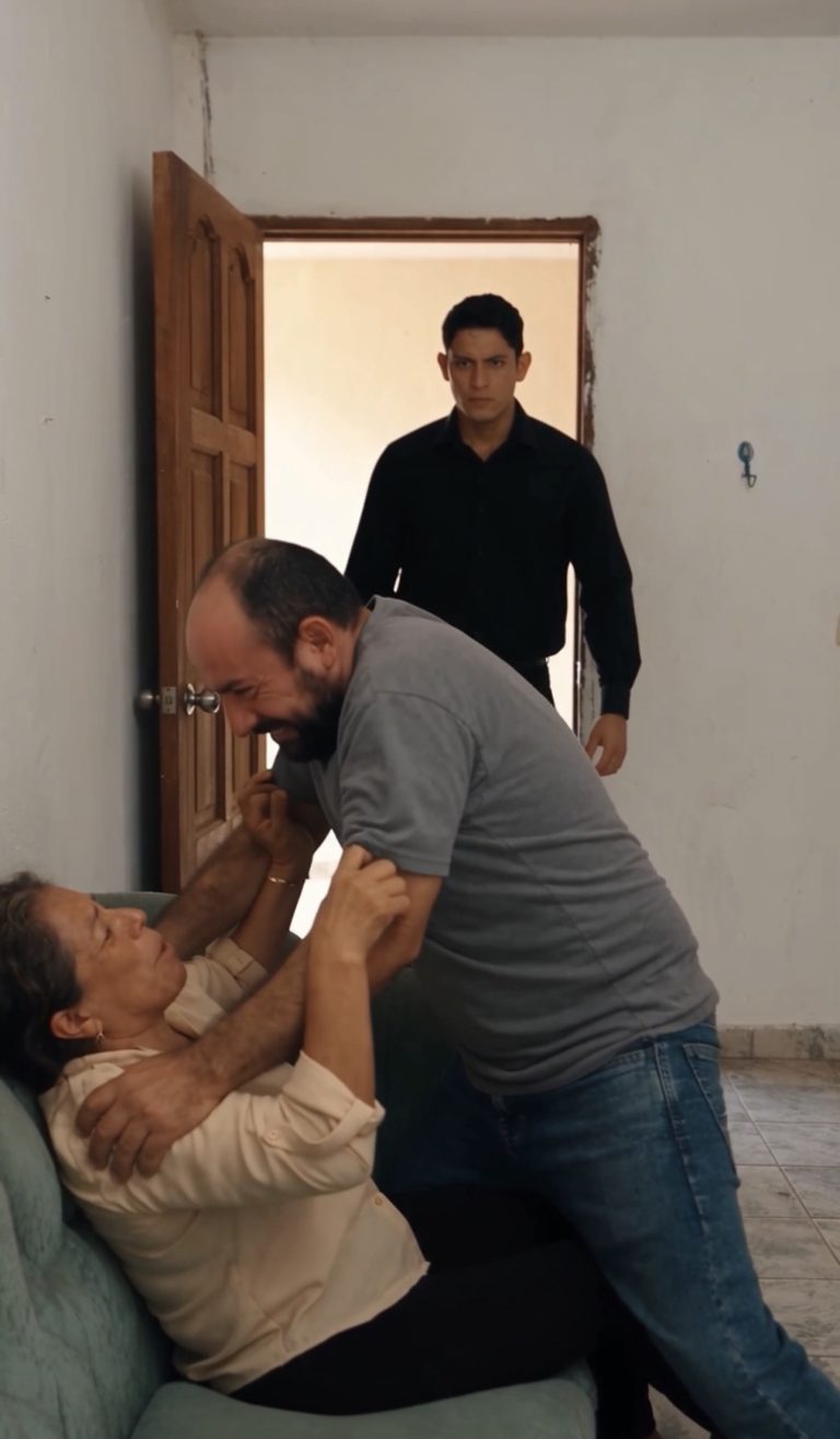 Defensa de la madre maltratada: el hijo llegó para rescatarla