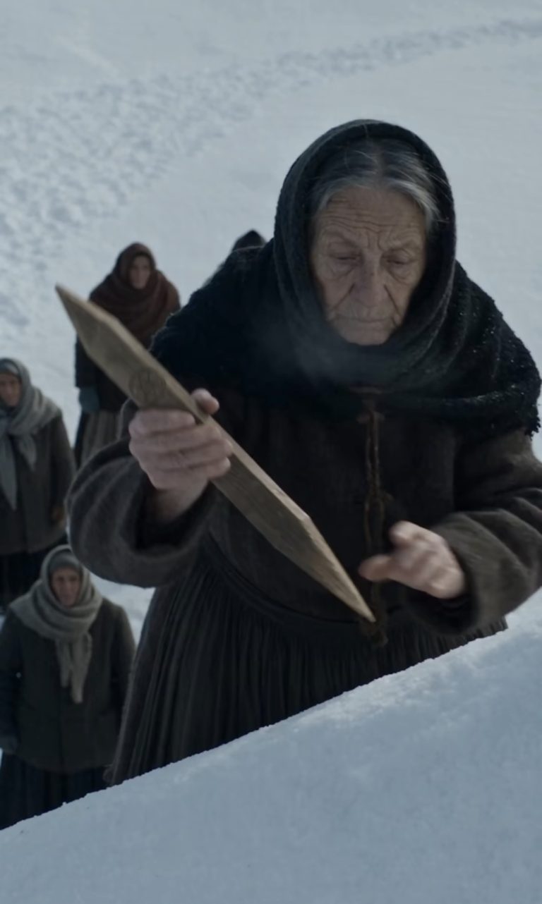 La anciana colocó cientos de estacas antes del peor invierno