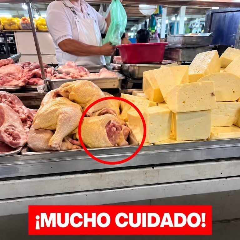 UNA MUJER COMPRÓ POLLO EN UN MERCADO Y AL REVISARLO NOTÓ ALGO EXTRAÑO… LA FOTO GENERÓ TODO TIPO DE PREGUNTAS
