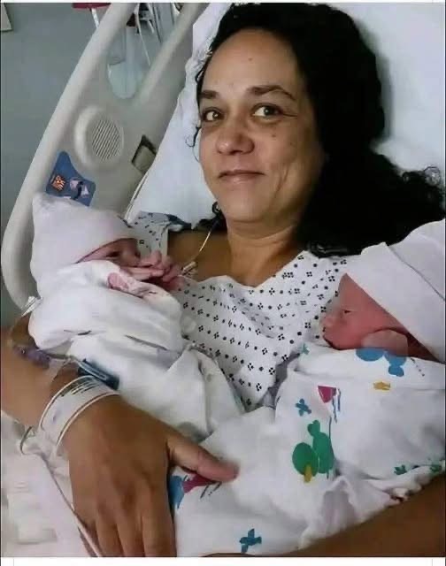 MUJER DE 58 AÑOS RECIBIÓ A GEMELOS TRAS UN EMBARAZO DE ALTO RIESGO… Y UN DETALLE SOBRE LOS BEBÉS SORPRENDIÓ A TODOS