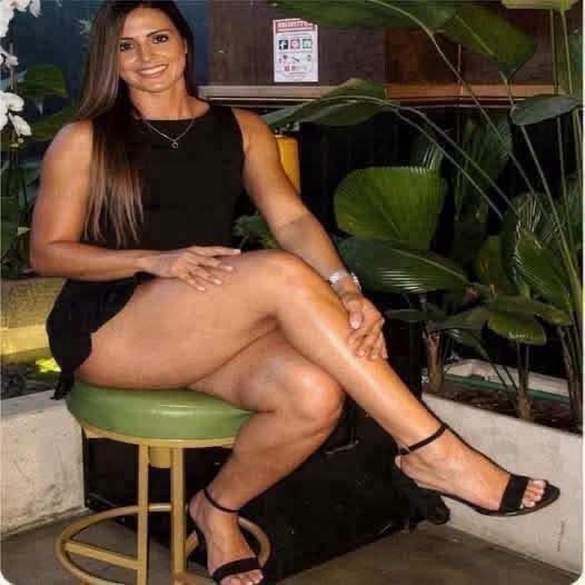 CUANDO UNA MUJER CRUZA LAS PIERNAS, ¿QUÉ PUEDE SIGNIFICAR?… EL LENGUAJE CORPORAL PUEDE DAR VARIAS PISTAS