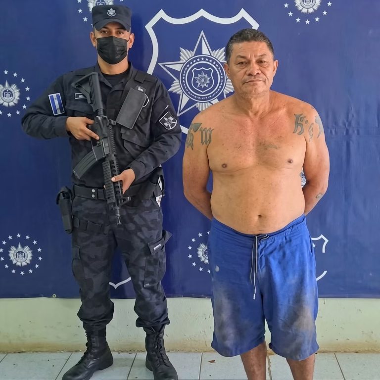 🚨 “No puedes imaginar su crimen”: la imagen de un detenido se vuelve viral y genera preguntas