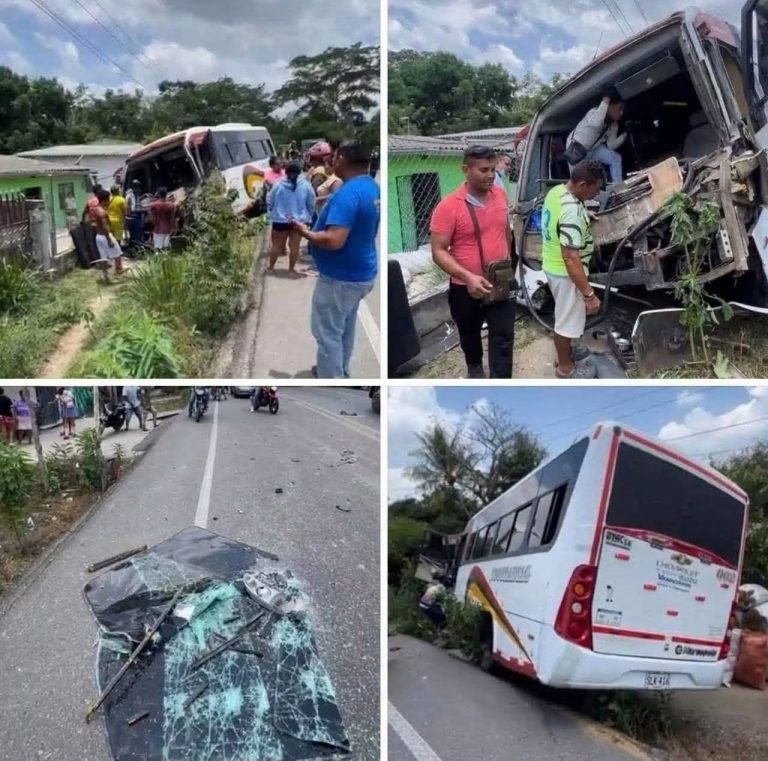 Fuerte accidente de autobús genera alarma tras terminar fuera de la carretera