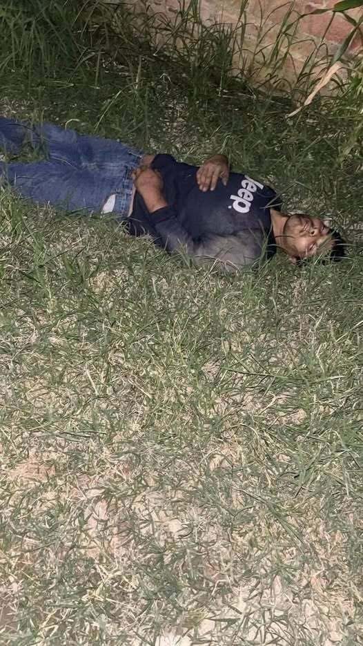 BUSCAN A LOS FAMILIARES DE UN JOVEN ENCONTRADO EN UNA ZONA DE HIERBA