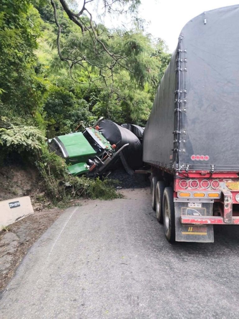 CAMIÓN ACCIDENTADO EN CARRETERA GENERA PREOCUPACIÓN TRAS DIFUNDIRSE NUEVAS IMÁGENES