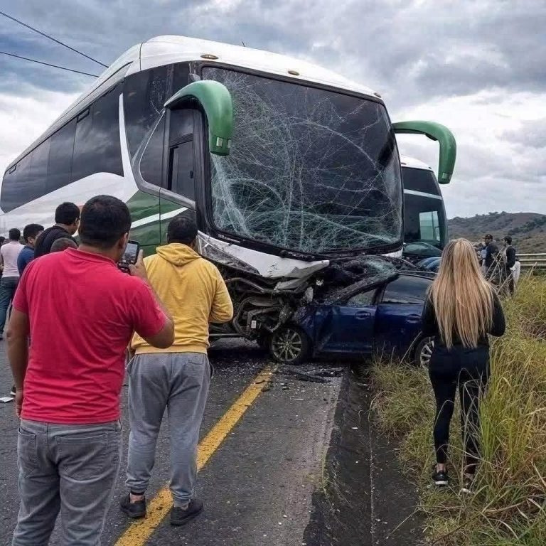 ÚLTIMO MINUTO: APARATOSO INCIDENTE ENTRE AUTOBÚS Y VEHÍCULO GENERA ALARMA EN UNA CARRETERA