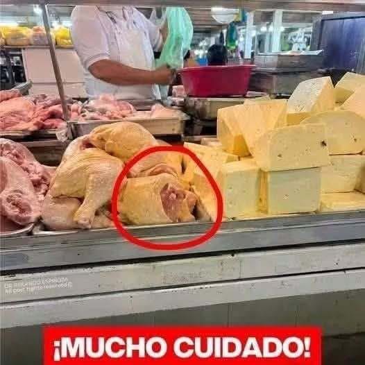 Mujer alerta tras notar algo extraño en el pollo que acababa de comprar