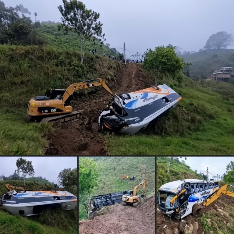 Autobús termina volcado fuera de la carretera tras un fuerte accidente de tránsito