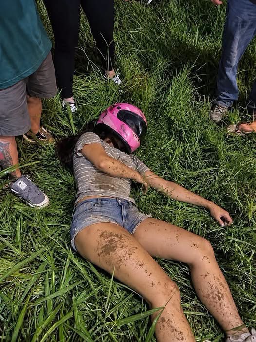 Hace minutos reportan un incidente con motociclista y una joven recibe asistencia en una zona de vegetación