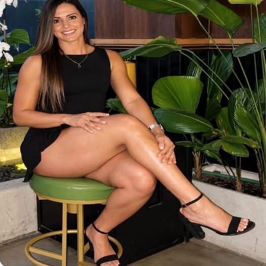 Cuando una mujer cruza las piernas al sentarse: lo que realmente puede significar este gesto